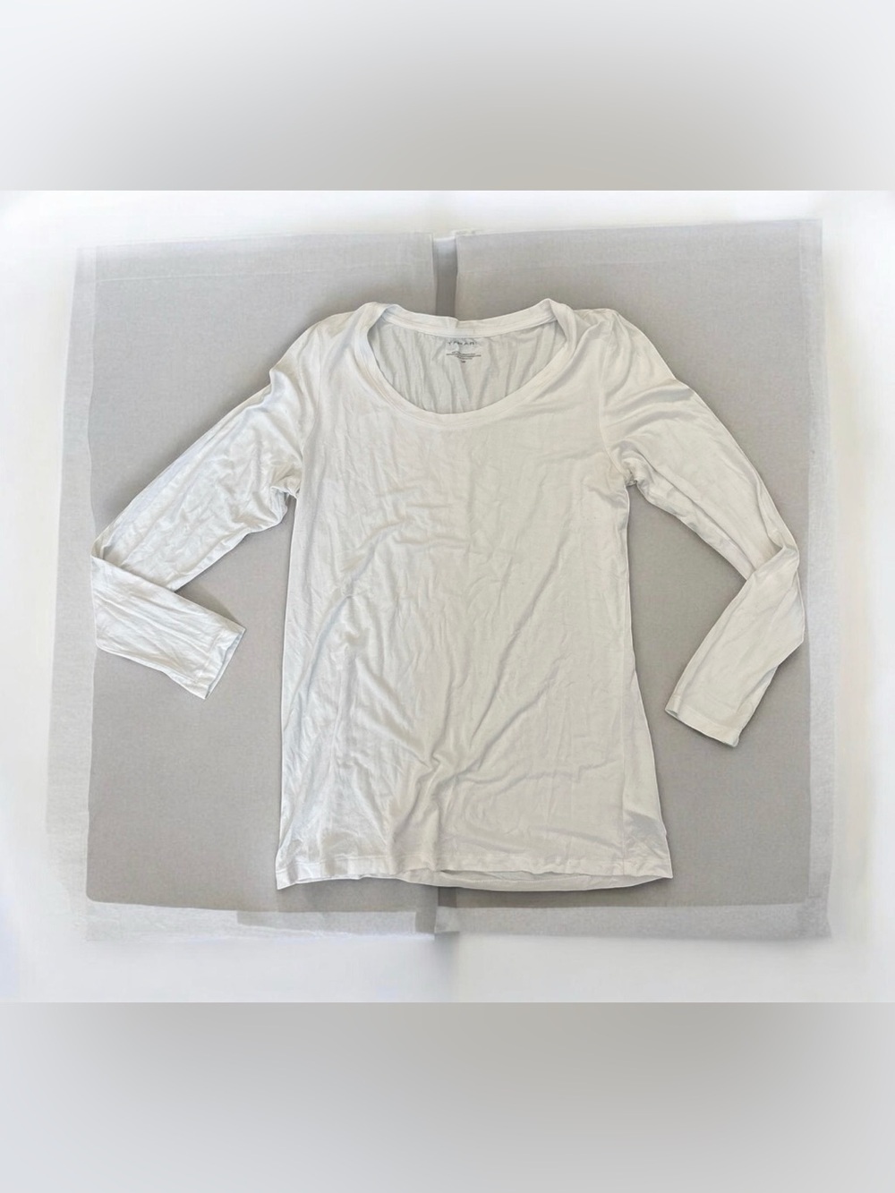 Tahari White Scoop Neck Long Sleeve Tee